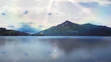 4K山水环抱阳光明媚山水一色动态背景视频的预览图